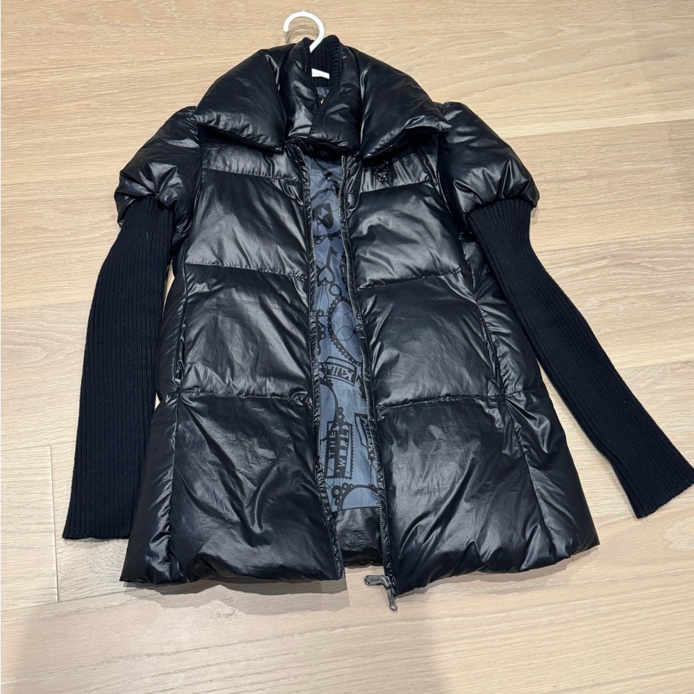 Elegant Black Puffer Jacket with Knit Sleeves